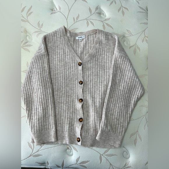 Light beige soft oversized cardigan with buttons - Picture 2 of 7